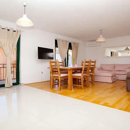 Roses Apartament *